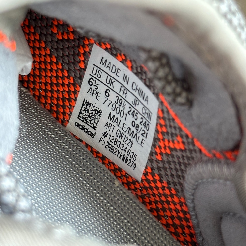 Yeezy Boost 350 V2 Beluga - Picture 8 of 9